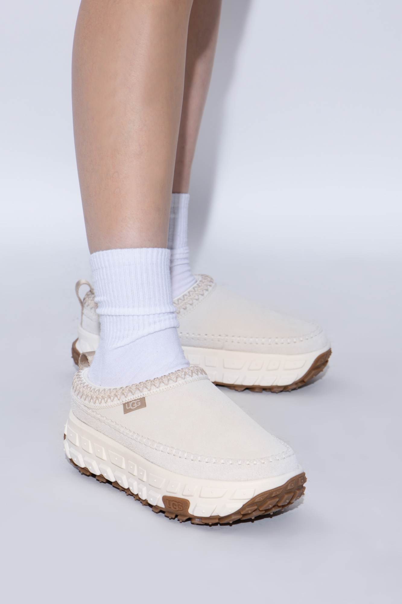 靴 UGG Venture Daze Skórzane mule VENTURE DAZE UGG | kolor Camel | Gomez.pl